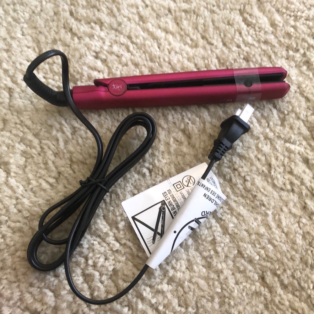 Tiri mini to-go hair straightener. New with plastic